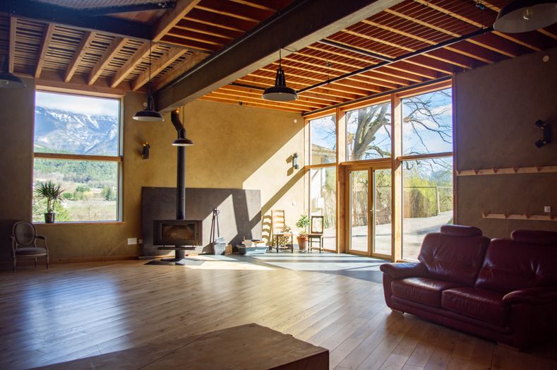 grande salle d&rsquo;activité avec baie vitrée
